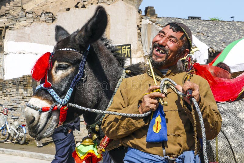 Homme riant avec l'espace entre ses dents en Chine images libres de droits Homme riant avec l'espace entre ses dents en Chine images libres de droits