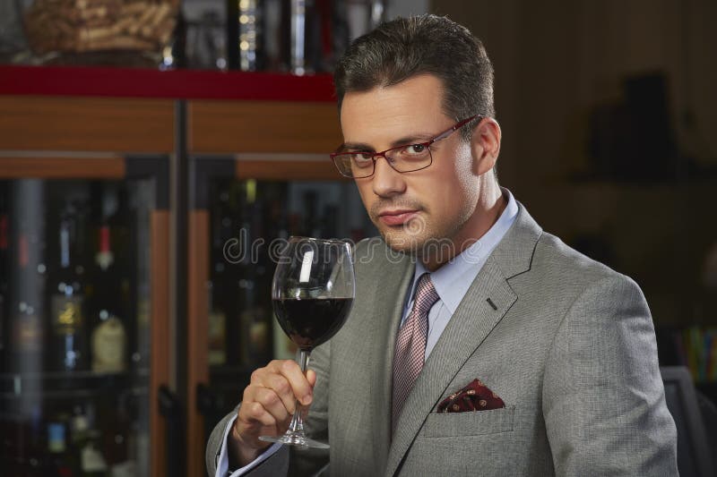 Homme riche grillant avec du vin photo stock Homme riche grillant avec du vin photo stock