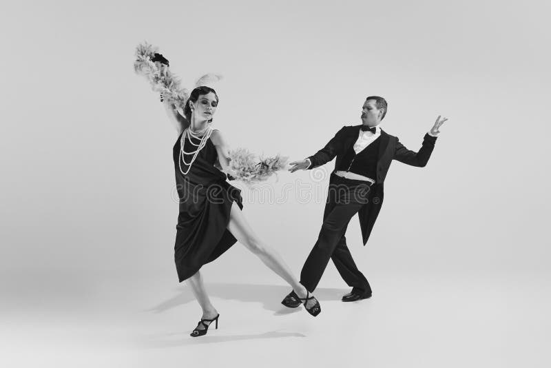 Homme Retro Et Charmante Femme Dans La Vieille Soiree Tenue Chic Pour S amuser Ensemble. Monochrome. Glamour Photo stock Image du amoureux masculin 272655794