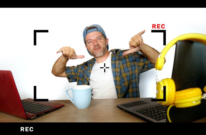 Homme réussi attirant et heureux de blogger d'Internet dans le chapeau américain pendant l'alimentation en ligne expliquant et pa photos libres de droits Homme réussi attirant et heureux de blogger d'Internet dans le chapeau américain pendant l'alimentation en ligne expliquant et pa photos libres de droits