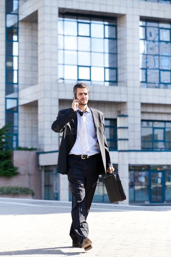Homme réussi faisant des affaires sur le téléphone portable photo libre de droits Homme réussi faisant des affaires sur le téléphone portable photo libre de droits