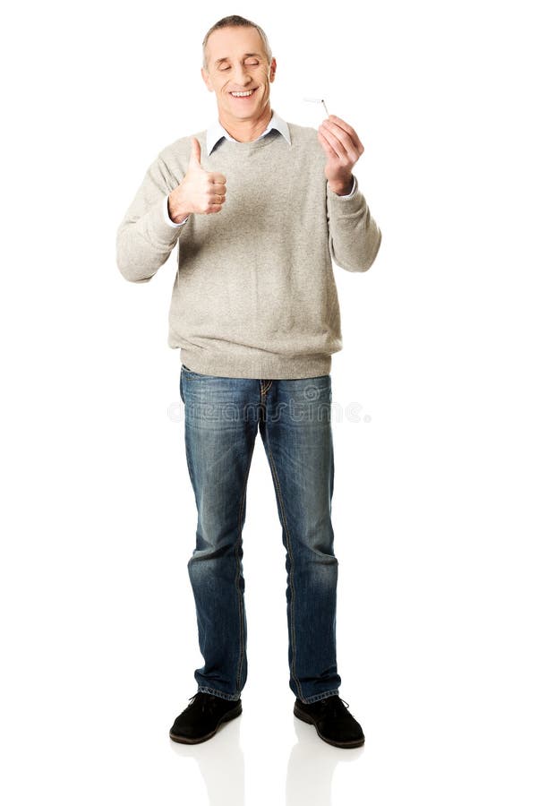 Homme réussi intégral avec la cigarette cassée photographie stock libre de droits Homme réussi intégral avec la cigarette cassée photographie stock libre de droits