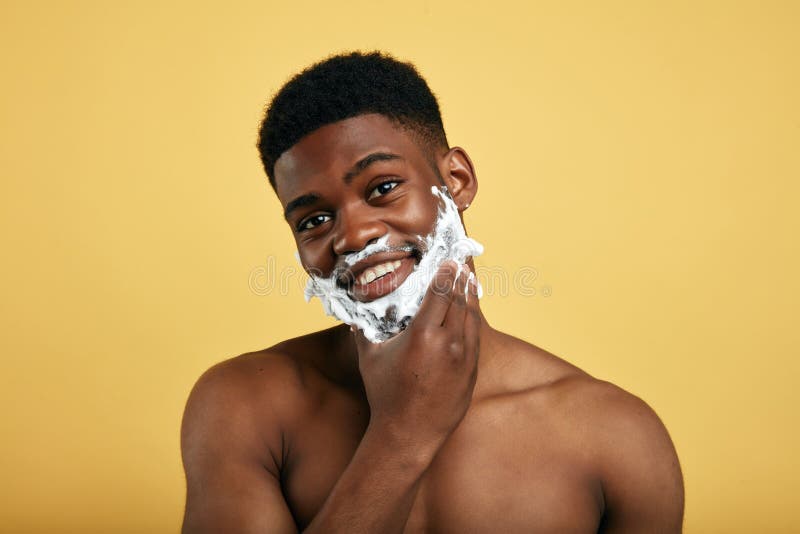 Homme Sans Chemise Positif Avec Raser La Mousse Ayant Une Douche ...