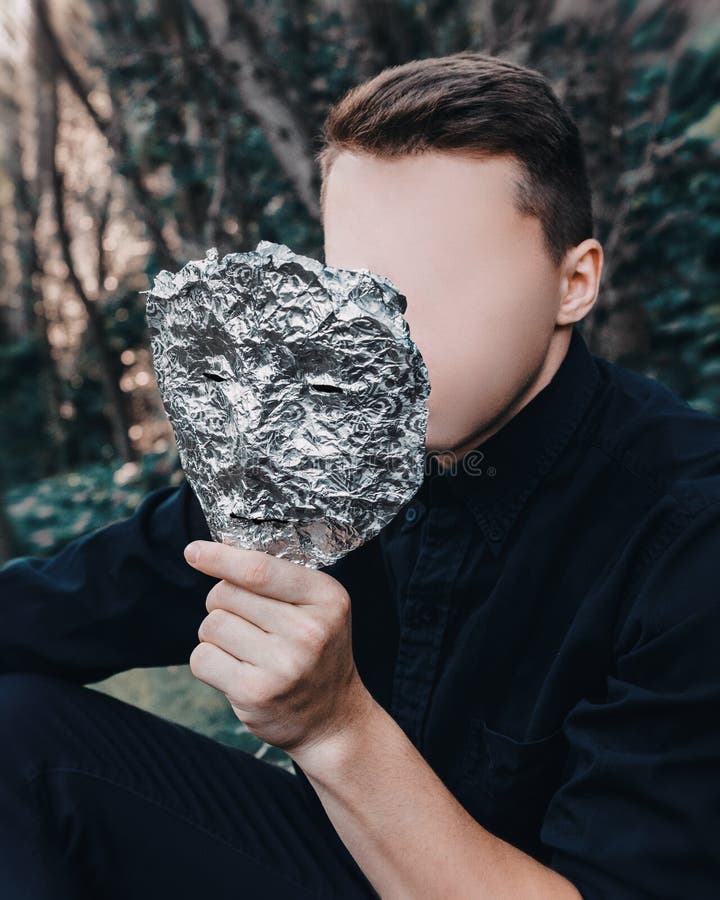 Homme sans visage avec un masque d'aluminium photos libres de droits Homme sans visage avec un masque d'aluminium photos libres de droits