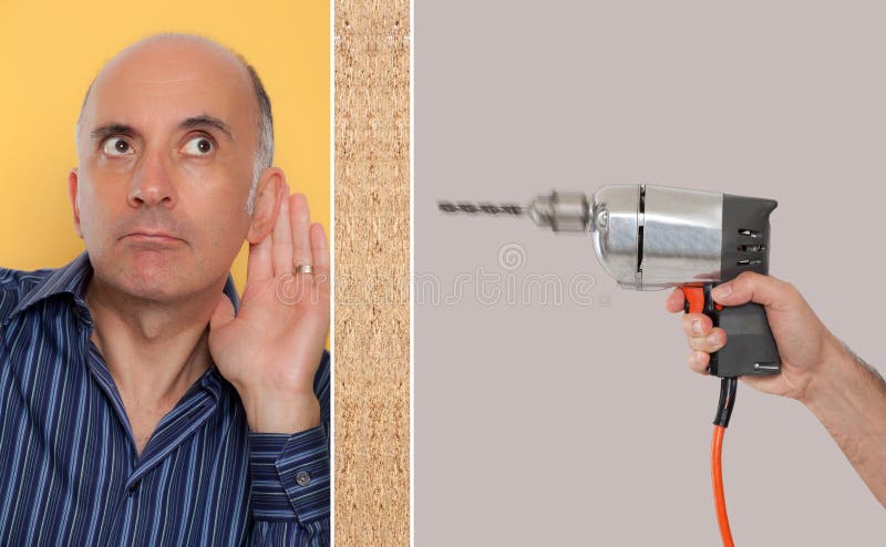 Homme se penchant contre une écoute de mur photographie stock libre de droits Homme se penchant contre une écoute de mur photographie stock libre de droits