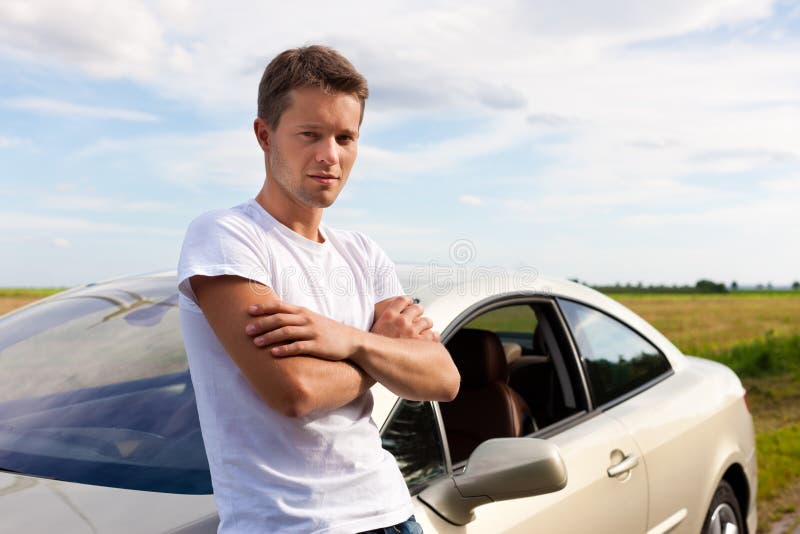 Homme se penchant sur son véhicule photos stock Homme se penchant sur son véhicule photos stock