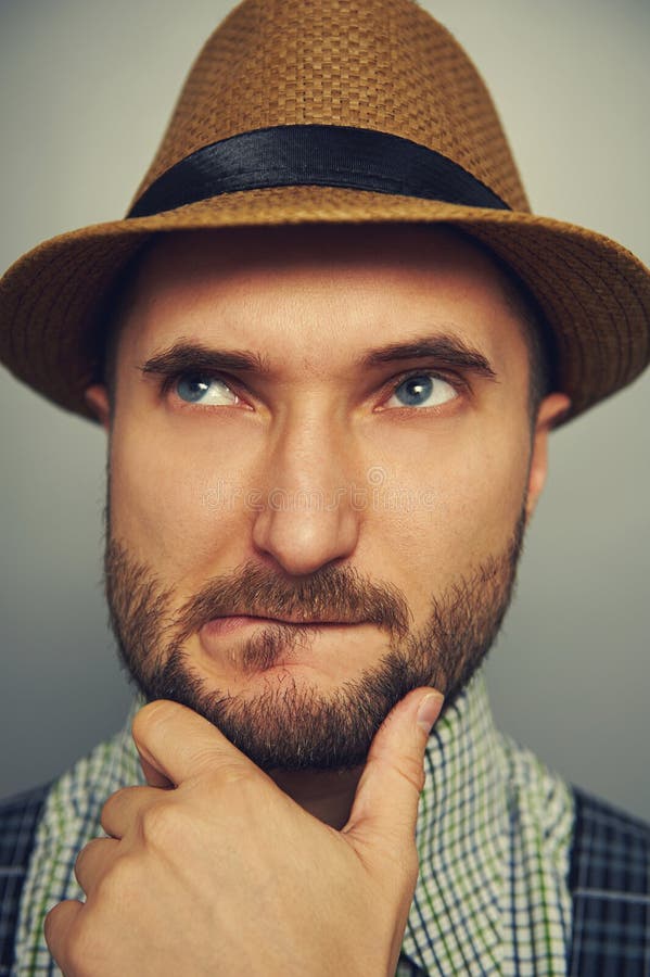 Homme songeur de hippie au-dessus de gris photos libres de droits
