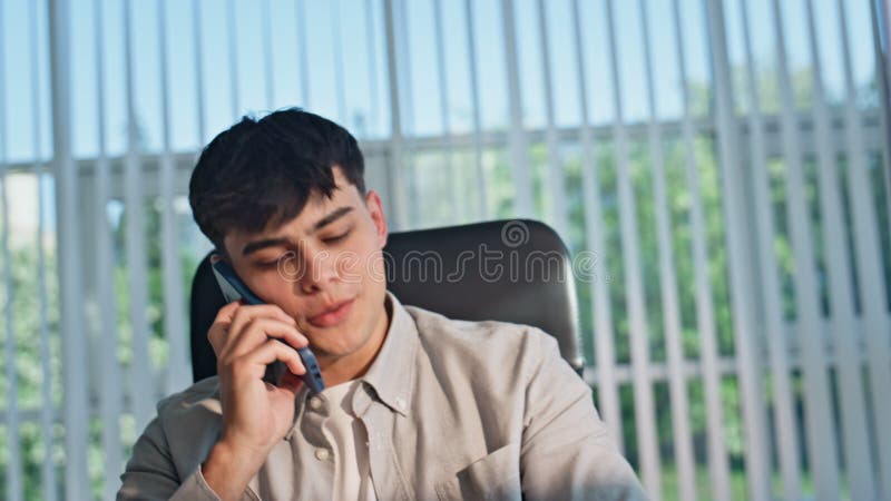 Homme souriant parlant téléphone se sentant détendu closeup. Homme d'affaires parlant photos stock