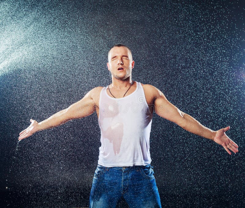 Homme Sous La Pluie Image Stock Image Du Pose S Duction