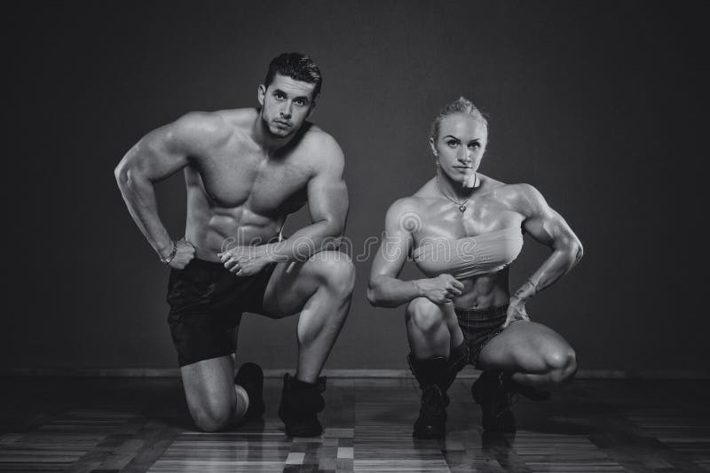 Homme sportif et femme faisant l'exercice de forme physique photographie stock Homme sportif et femme faisant l'exercice de forme physique photographie stock
