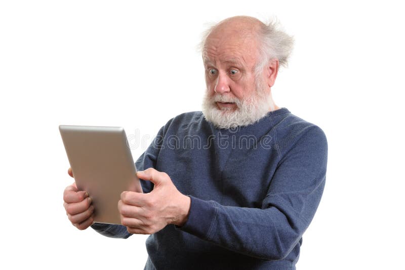 Homme sup?rieur choqu? dr?le utilisant la tablette d'isolement sur le blanc photo libre de droits Homme sup?rieur choqu? dr?le utilisant la tablette d'isolement sur le blanc photo libre de droits