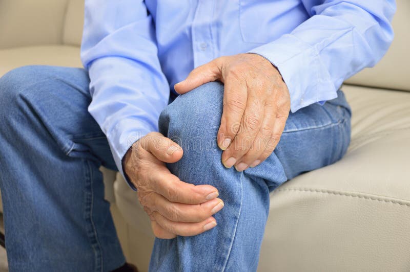 Homme supérieur avec douleur dans le genou photos stock Homme supérieur avec douleur dans le genou photos stock