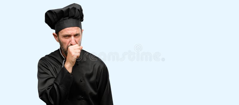 Homme supérieur bel d'isolement au-dessus du fond bleu image libre de droits Homme supérieur bel d'isolement au-dessus du fond bleu image libre de droits