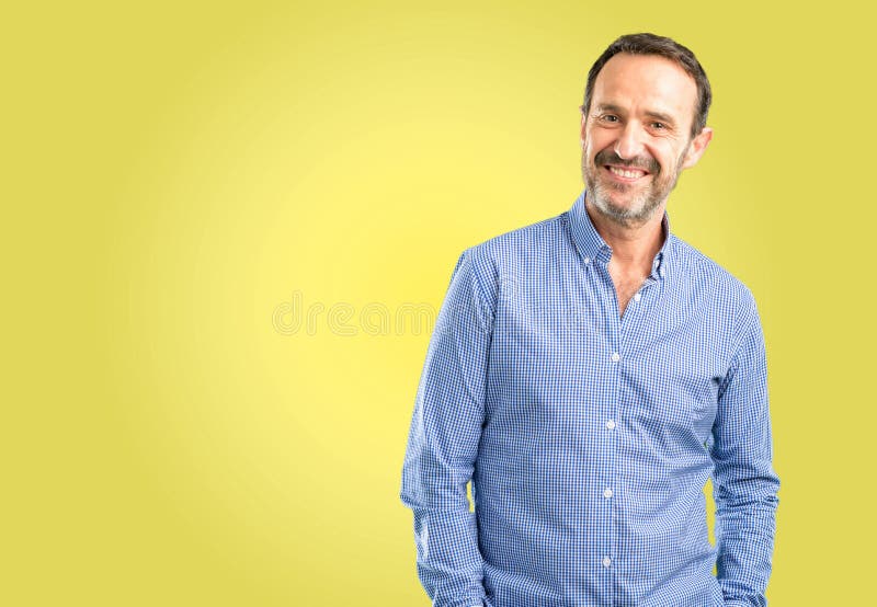 Homme supérieur bel d'isolement au-dessus du fond jaune image stock Homme supérieur bel d'isolement au-dessus du fond jaune image stock