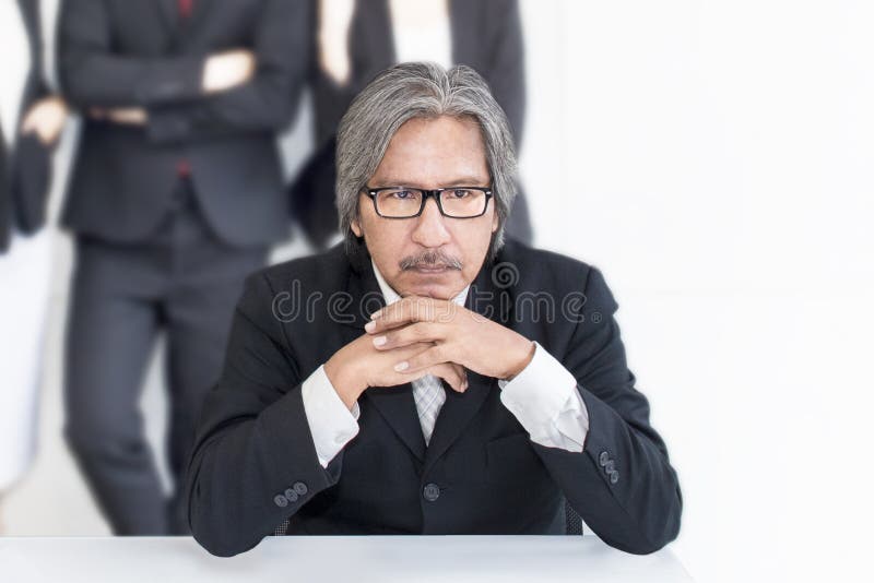 Homme supérieur d'affaires vieil sérieux dans le bureau Il semblant souriant image stock Homme supérieur d'affaires vieil sérieux dans le bureau Il semblant souriant image stock