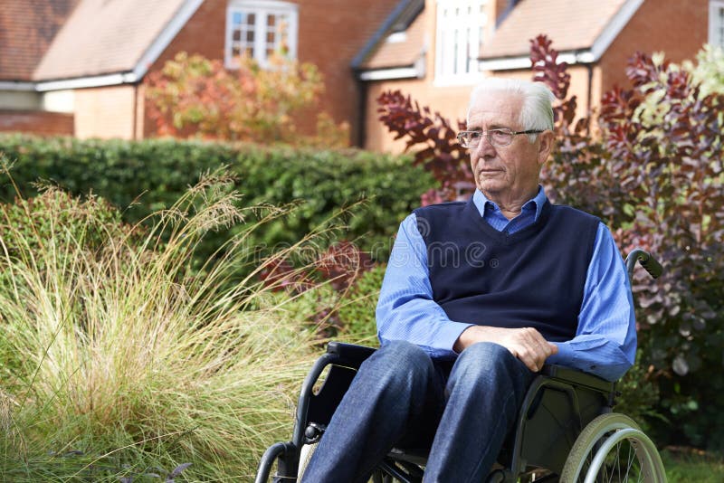 Homme supérieur déprimé s'asseyant dehors dans le fauteuil roulant photographie stock libre de droits Homme supérieur déprimé s'asseyant dehors dans le fauteuil roulant photographie stock libre de droits