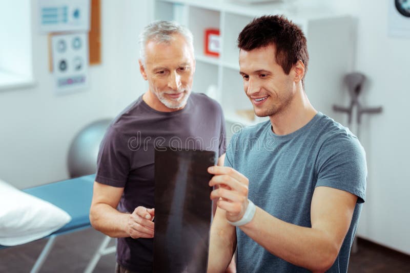 Homme sup?rieur joyeux ?coutant son th?rapeute photos libres de droits Homme sup?rieur joyeux ?coutant son th?rapeute photos libres de droits