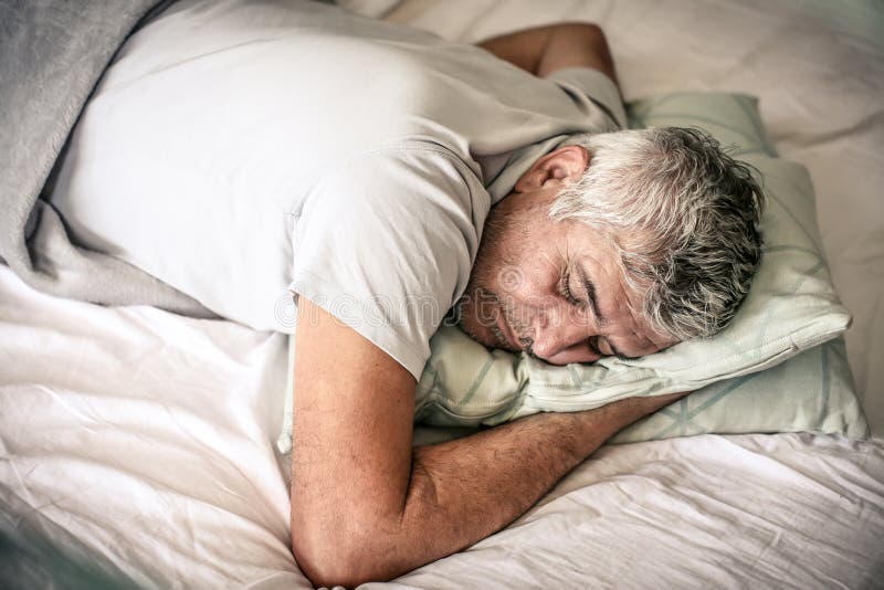 Homme supérieur somnolent photo libre de droits Homme supérieur somnolent photo libre de droits
