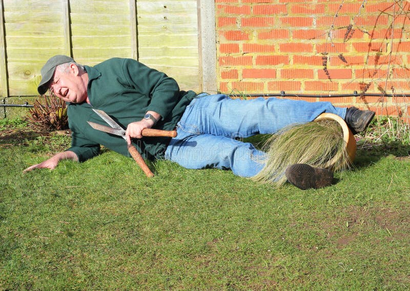 Homme supérieur tombé plus de Accident de jardin image stock Homme supérieur tombé plus de Accident de jardin image stock