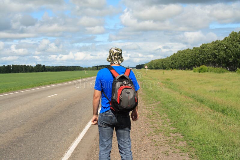 Homme sur la route photo stock. Image du rural, voyage 5501714
