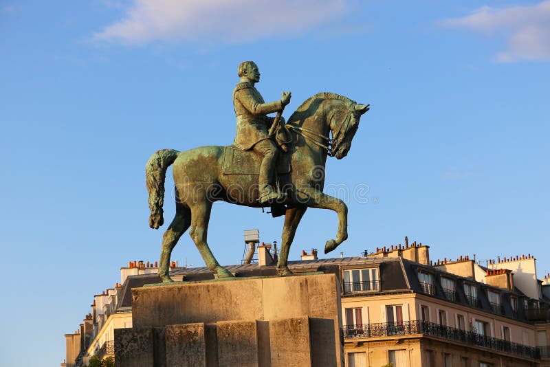 Homme Sur La Statue De Cheval Paris Image stock Image du bleu