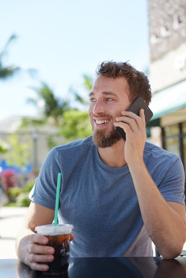 Homme sur le café utilisant le smartphone parlant au téléphone portable image libre de droits Homme sur le café utilisant le smartphone parlant au téléphone portable image libre de droits