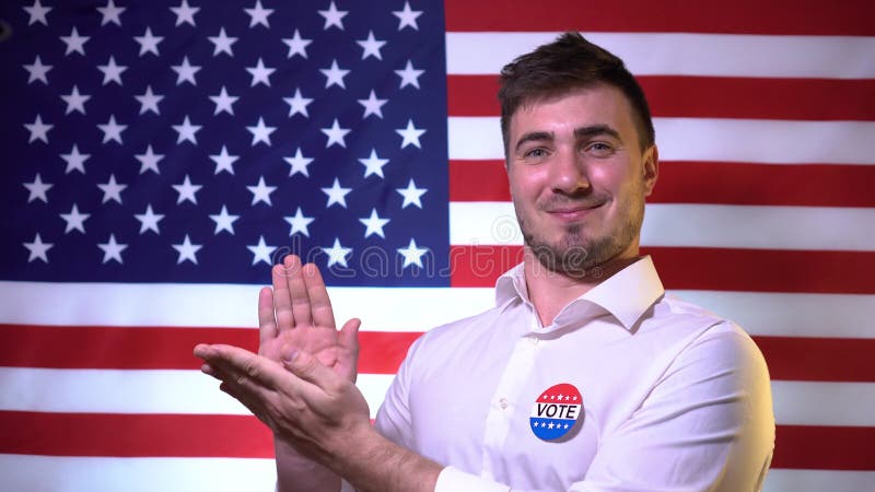 Homme sur le fond du drapeau des états-unis. Victoire aux élections.