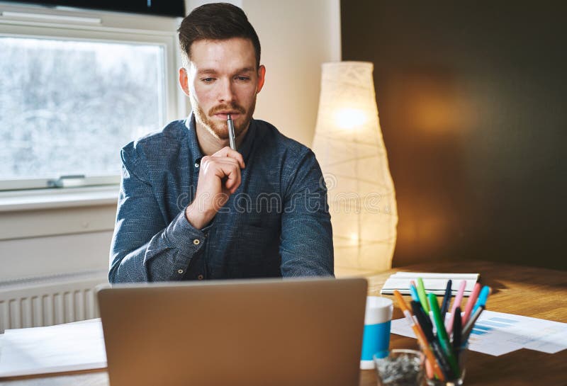 Homme sérieux d'affaires travaillant sur l'ordinateur portable photographie stock libre de droits Homme sérieux d'affaires travaillant sur l'ordinateur portable photographie stock libre de droits