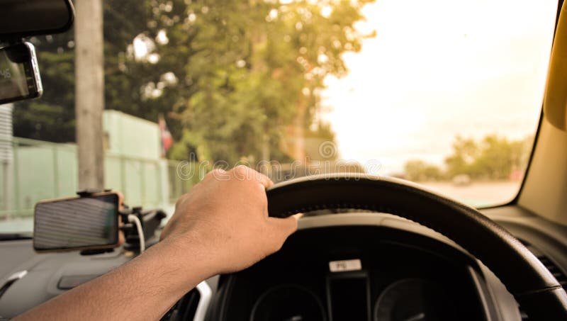 Bouton De Commande D'essuie-glace Une Main Asiatique De L'homme Actionne  L'interrupteur D'essuie-glace D'une Voiture Photo stock - Image du lumière,  voiture: 271993756