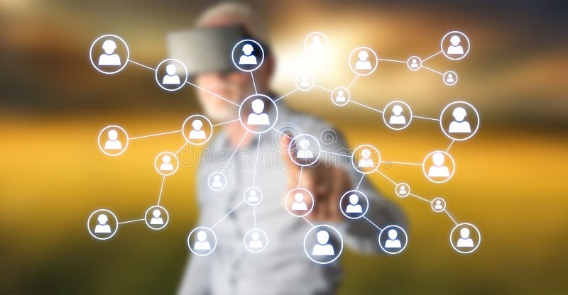 Homme touchant un réseau social de media image libre de droits Homme touchant un réseau social de media image libre de droits