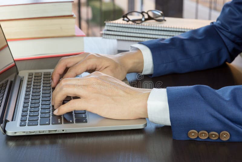 Homme travaillant dans le bureau avec l'ordinateur image libre de droits Homme travaillant dans le bureau avec l'ordinateur image libre de droits