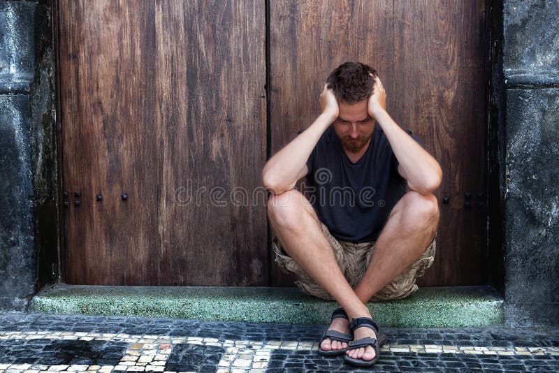 Homme triste et pauvre de dépression - sur la rue