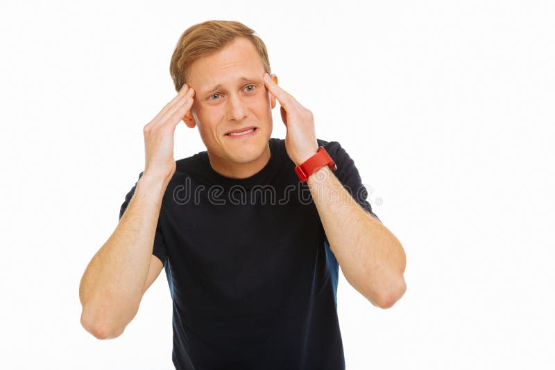 Homme triste sombre ayant un mal de tête fort image stock Homme triste sombre ayant un mal de tête fort image stock