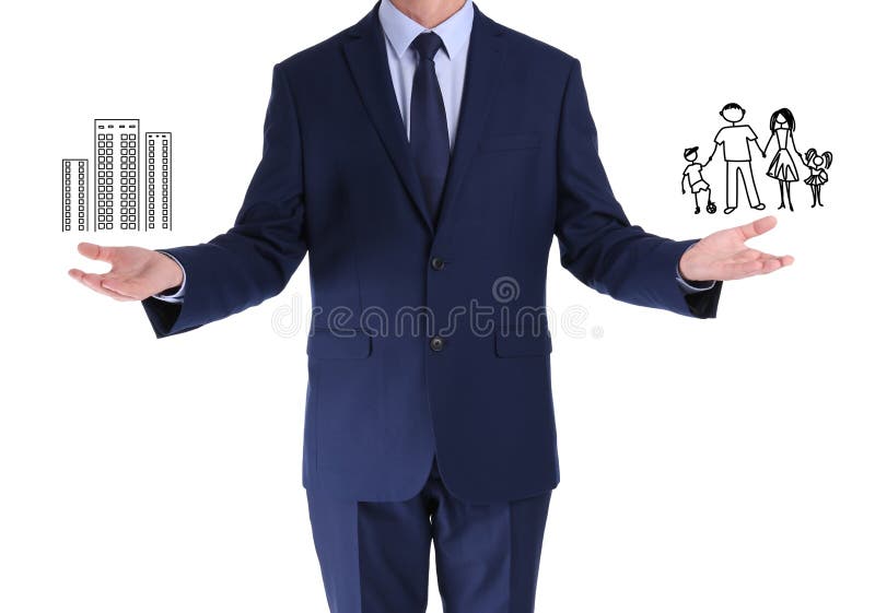 Homme trouvant l'équilibre entre le travail et la famille sur le blanc Harmonie de la vie photographie stock libre de droits Homme trouvant l'équilibre entre le travail et la famille sur le blanc Harmonie de la vie photographie stock libre de droits
