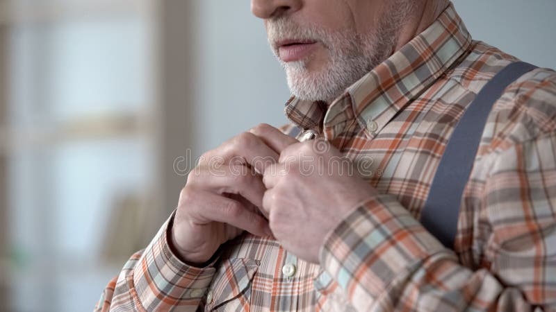 Homme utilisant la chemise à carreaux et les bretelles, vêtements démodés pour le travail photographie stock Homme utilisant la chemise à carreaux et les bretelles, vêtements démodés pour le travail photographie stock