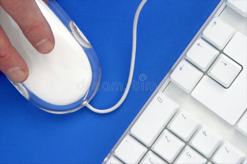 Homme utilisant la souris image stock Homme utilisant la souris image stock