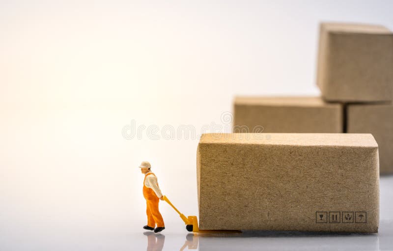Homme utilisant les boîtes de déplacement de main-ascenseur sur le fond blanc image libre de droits Homme utilisant les boîtes de déplacement de main-ascenseur sur le fond blanc image libre de droits