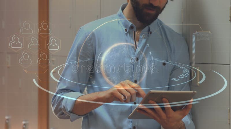 Homme utilisant son comprimé numérique entouré par animation technologique clips vidéos