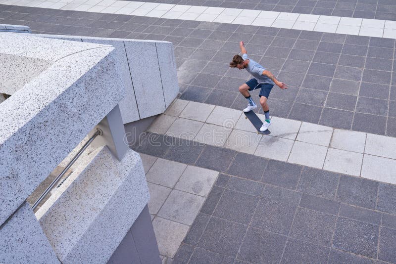 Homme ville et sauter avec skateboard fitness ou équilibre sur le trottoir urbain avec entraînement de compétition. Athlète images stock