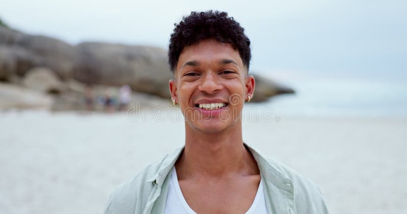 Homme visage et détente sur la plage souriant et heureux en plein air ou Voyage à l'océan pour le plaisir. portrait homme et