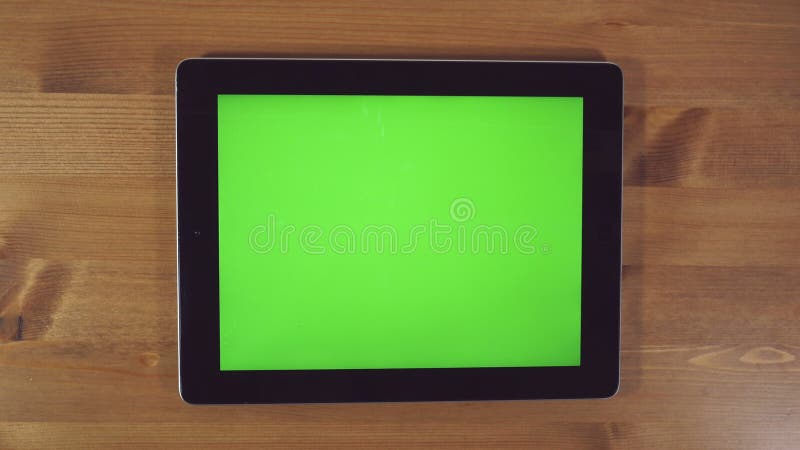 Homme à l'aide de la tablette avec l'écran vert banque de vidéos