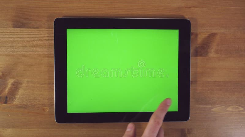 Homme à l'aide de la tablette avec l'écran vert banque de vidéos