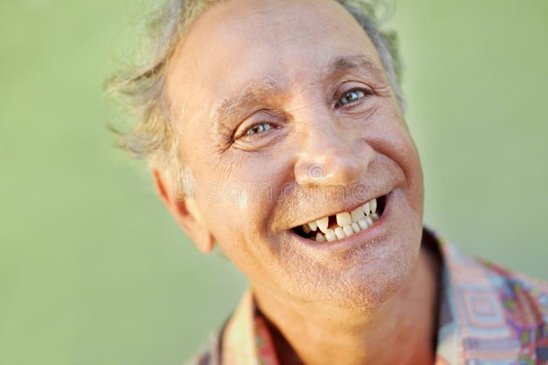 Homme édenté âgé souriant à l'appareil-photo images stock Homme édenté âgé souriant à l'appareil-photo images stock