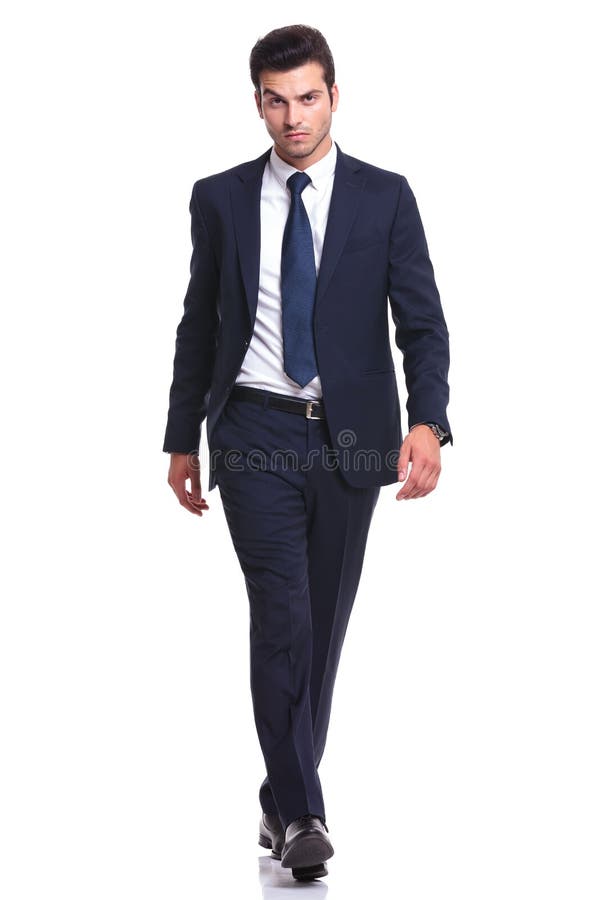 Homme élégant d'affaires marchant sur le fond blanc photographie stock libre de droits Homme élégant d'affaires marchant sur le fond blanc photographie stock libre de droits