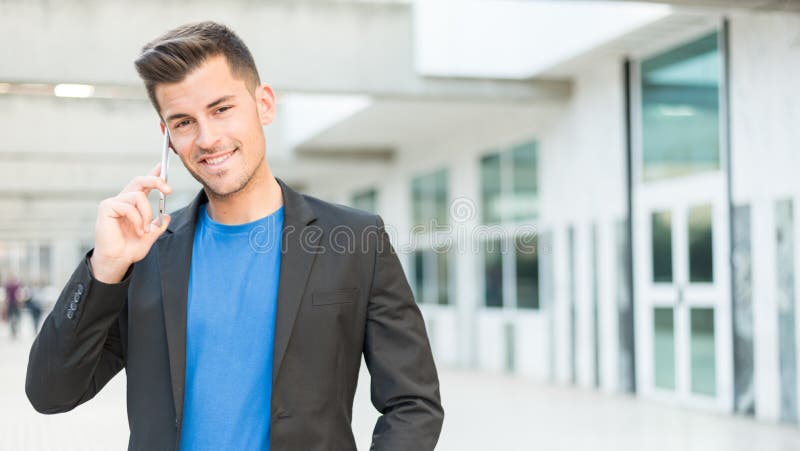 Homme étroit avec un téléphone portable images stock Homme étroit avec un téléphone portable images stock