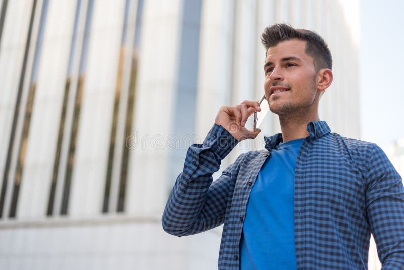 Homme étroit avec un téléphone portable image libre de droits Homme étroit avec un téléphone portable image libre de droits