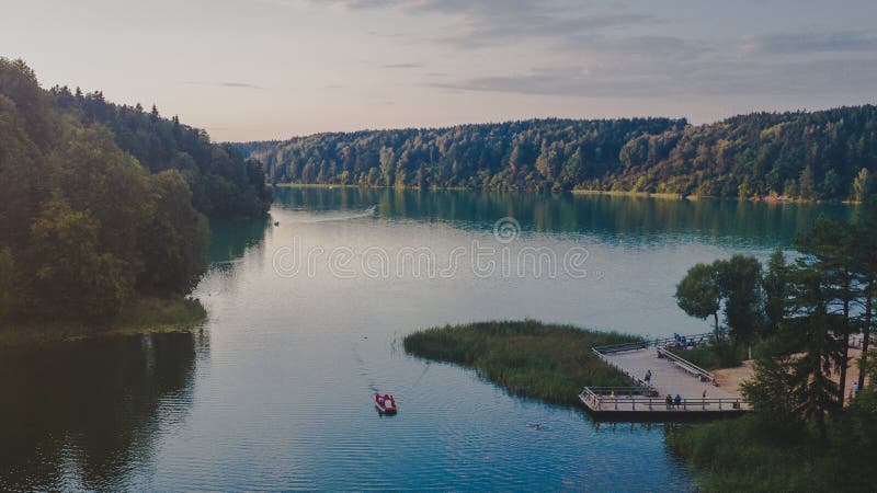 Hommelmening van bos en meer stock fotografie Hommelmening van bos en meer stock fotografie