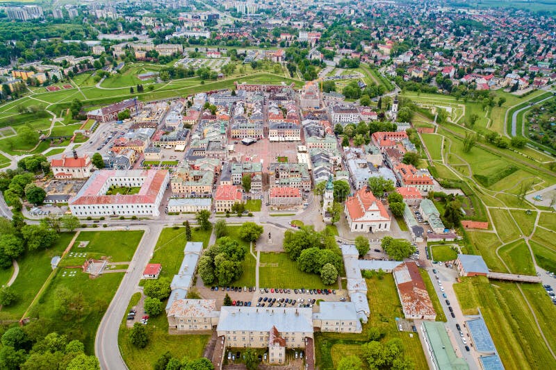 Hommelstandpunt over de oude stad van Zamosc en stads belangrijkst vierkant met stadhuis