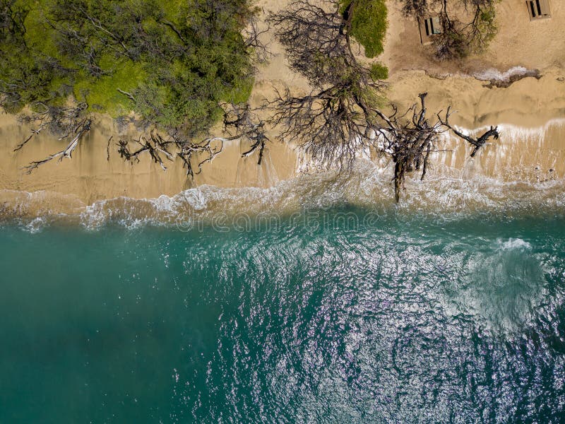 Hommeltop down mening van het glasheldere water, de verpletterende golven, en natuurlijke beachs van de Lahaina-Kust op het Eilan stock foto Hommeltop down mening van het glasheldere water, de verpletterende golven, en natuurlijke beachs van de Lahaina-Kust op het Eilan stock foto