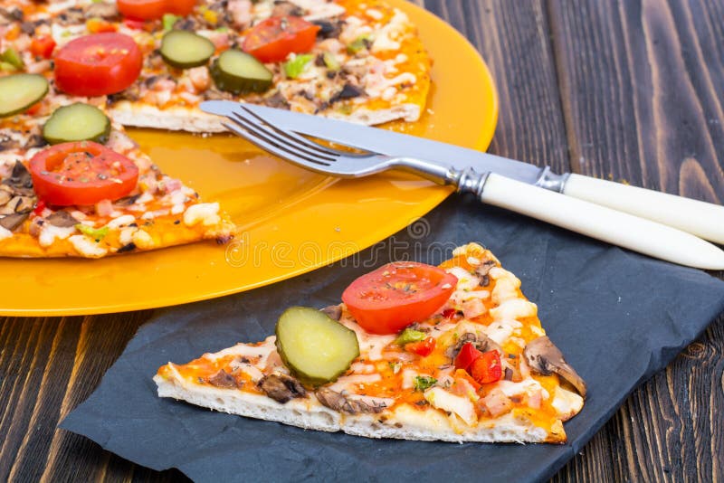 Hommemade de pizza de plat orange photographie stock libre de droits Hommemade de pizza de plat orange photographie stock libre de droits